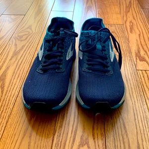 NWOT Brooks sneakers